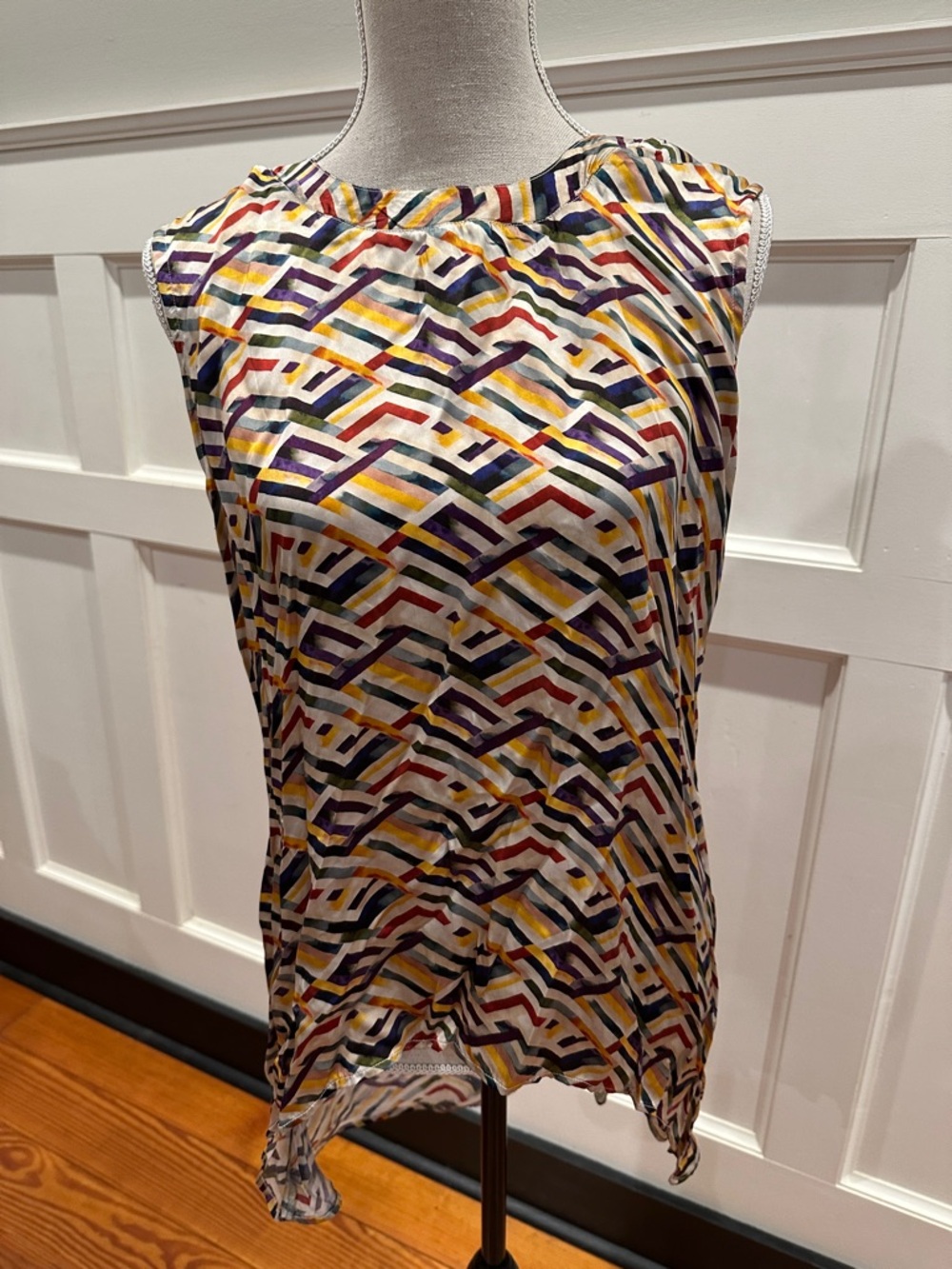Sleeveless Geometric Print Top in White and Multicolor